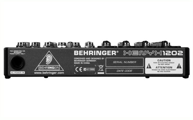Behringer Xenyx 1202 компактный малошумящий микшерный пульт (4 моновхода, 4 стереовхода, 1 AUX-шина)