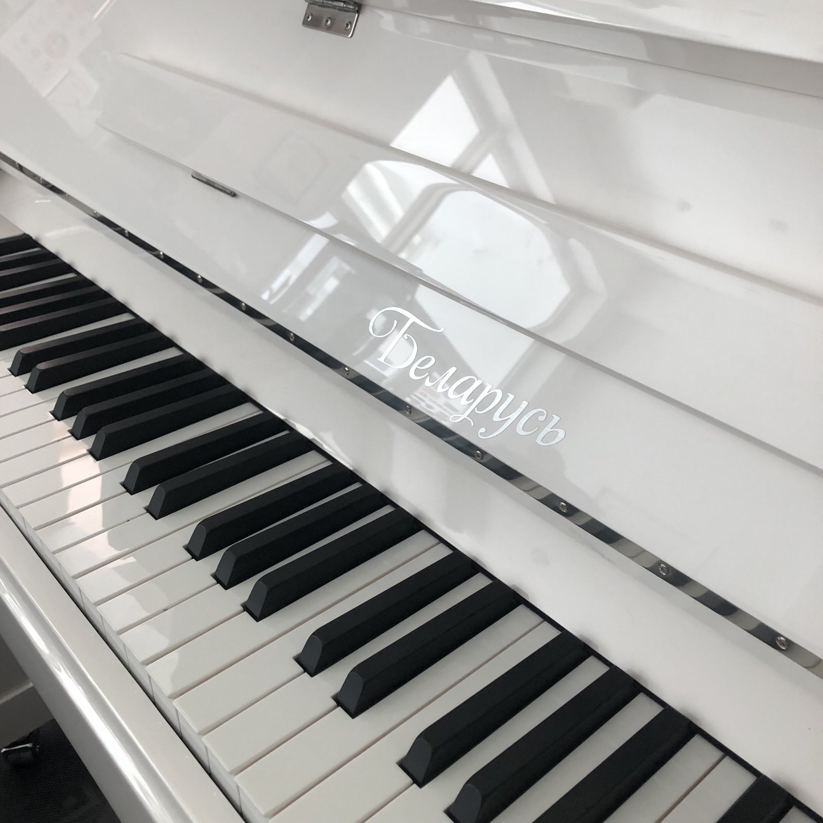 Беларусь В-121WH акустическое пианино 122 см. Цвет белый, полированное 