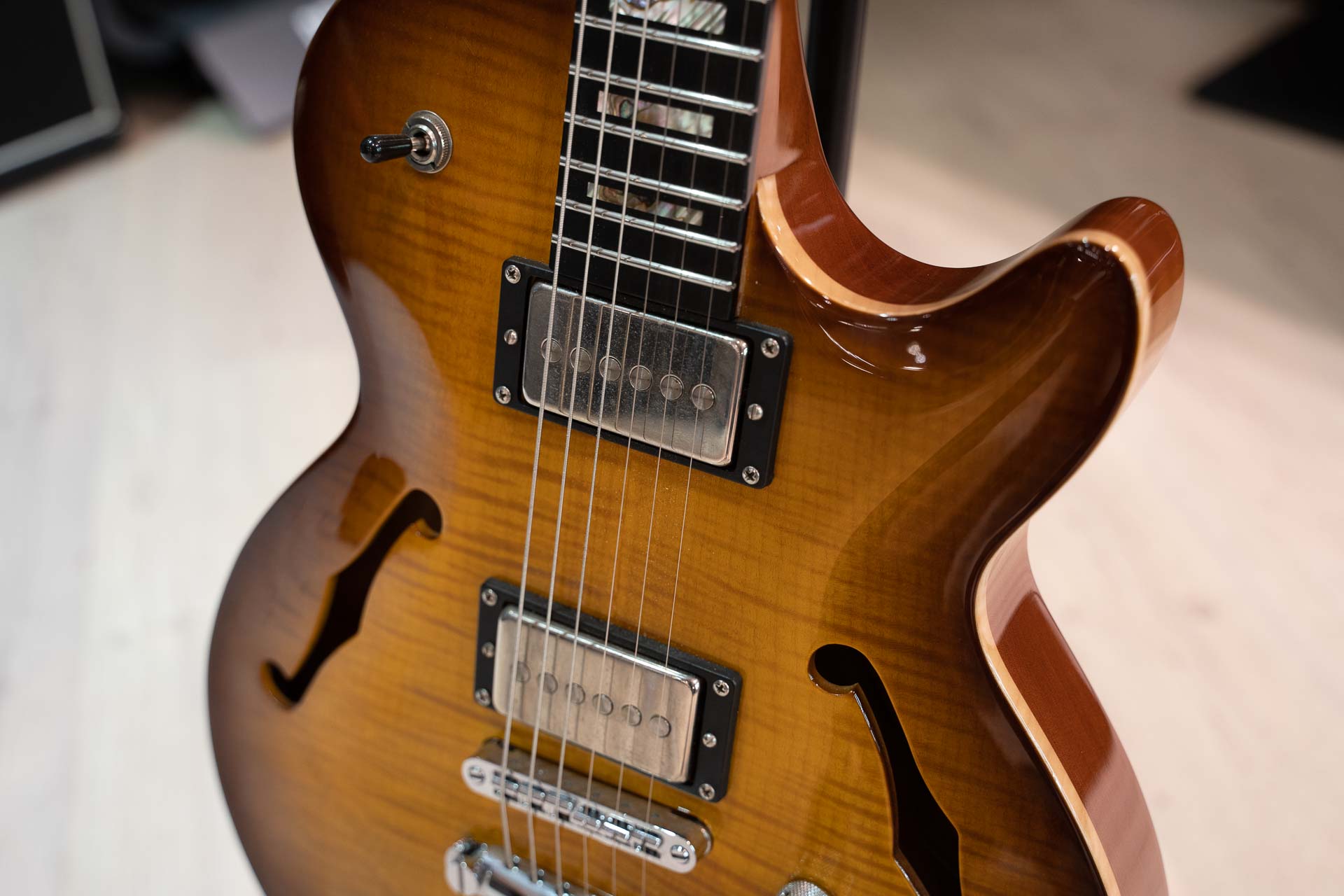 Carvin H-550 2000 USA полуакустическая гитара