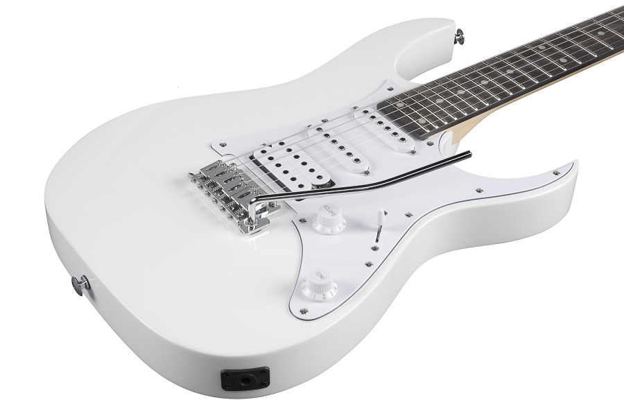 Ibanez GRG140-WH электрогитара, модель в белом цвете, имеет 24 лада