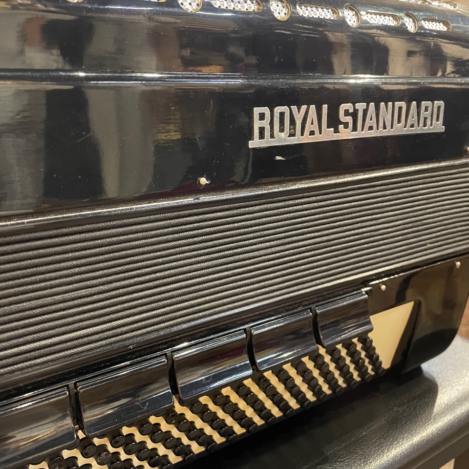 Royal Standard Romance кнопочный аккордеон черный 11регистров, 120 басов. Футляр в комлекте. Б/У