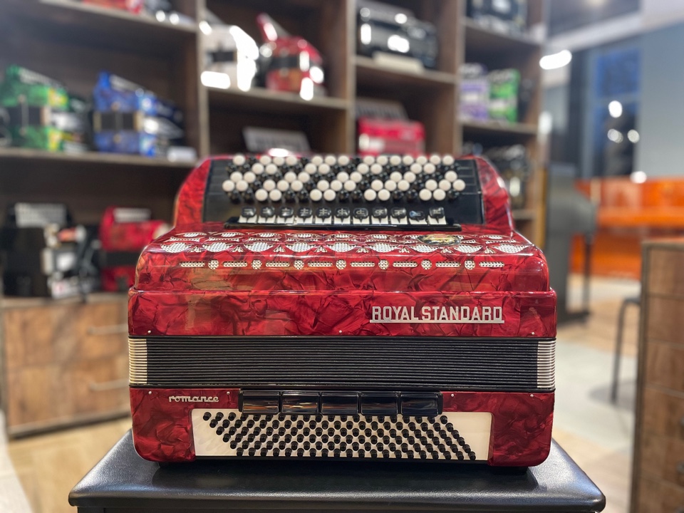 Royal Standard Romance кнопочный аккордеон красный 11 регистров, 120 басов. Футляр в комлекте. Б/У